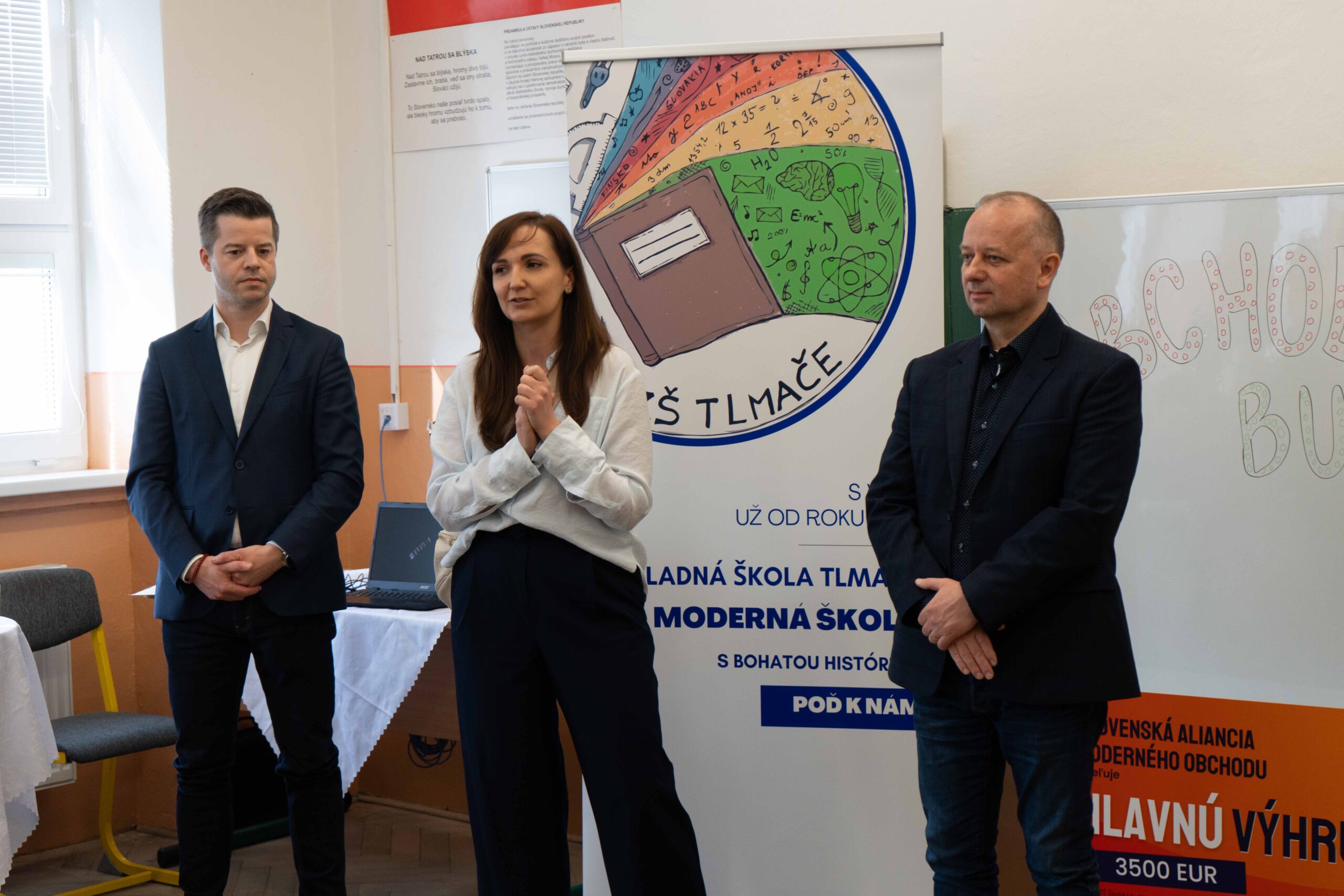 Zástupcovia aliancie so súťažiacimi žiakmi