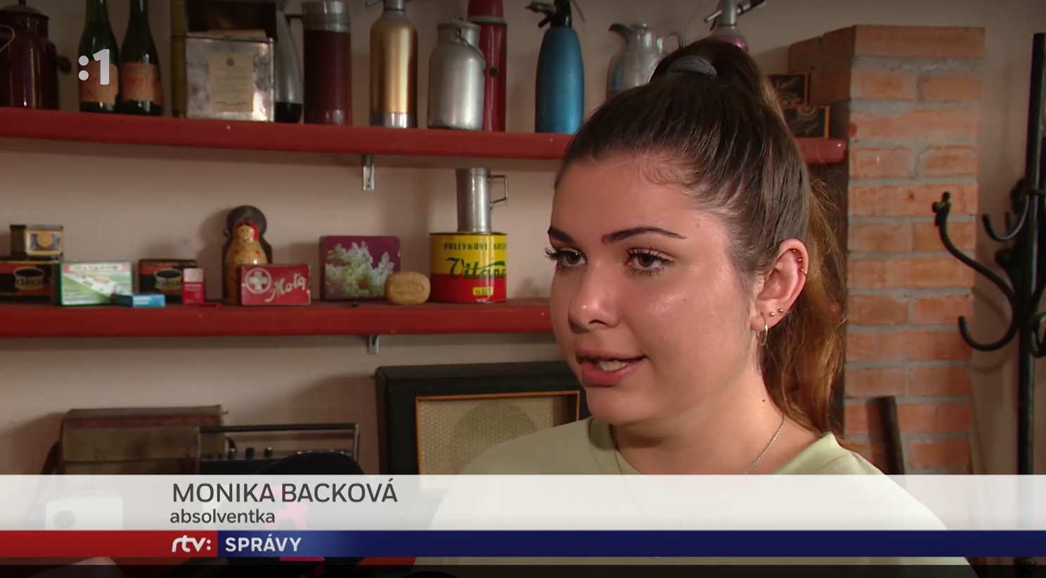 Absolventka SOŠ preberá osvedčenie RÚZ