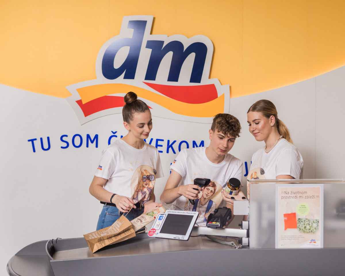 Študenti počas odbornej praxe v predajni