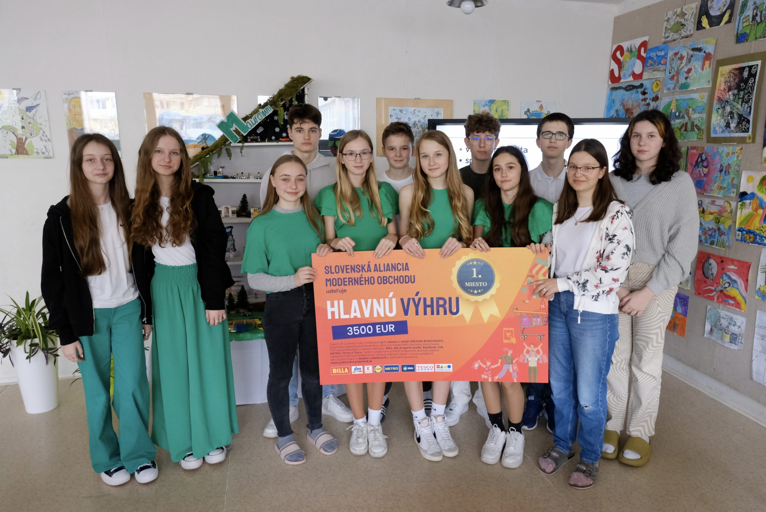Víťazné tímy súťaží Rozlúskni to! a Obchod budúcnosti pri odovzdávaní cien