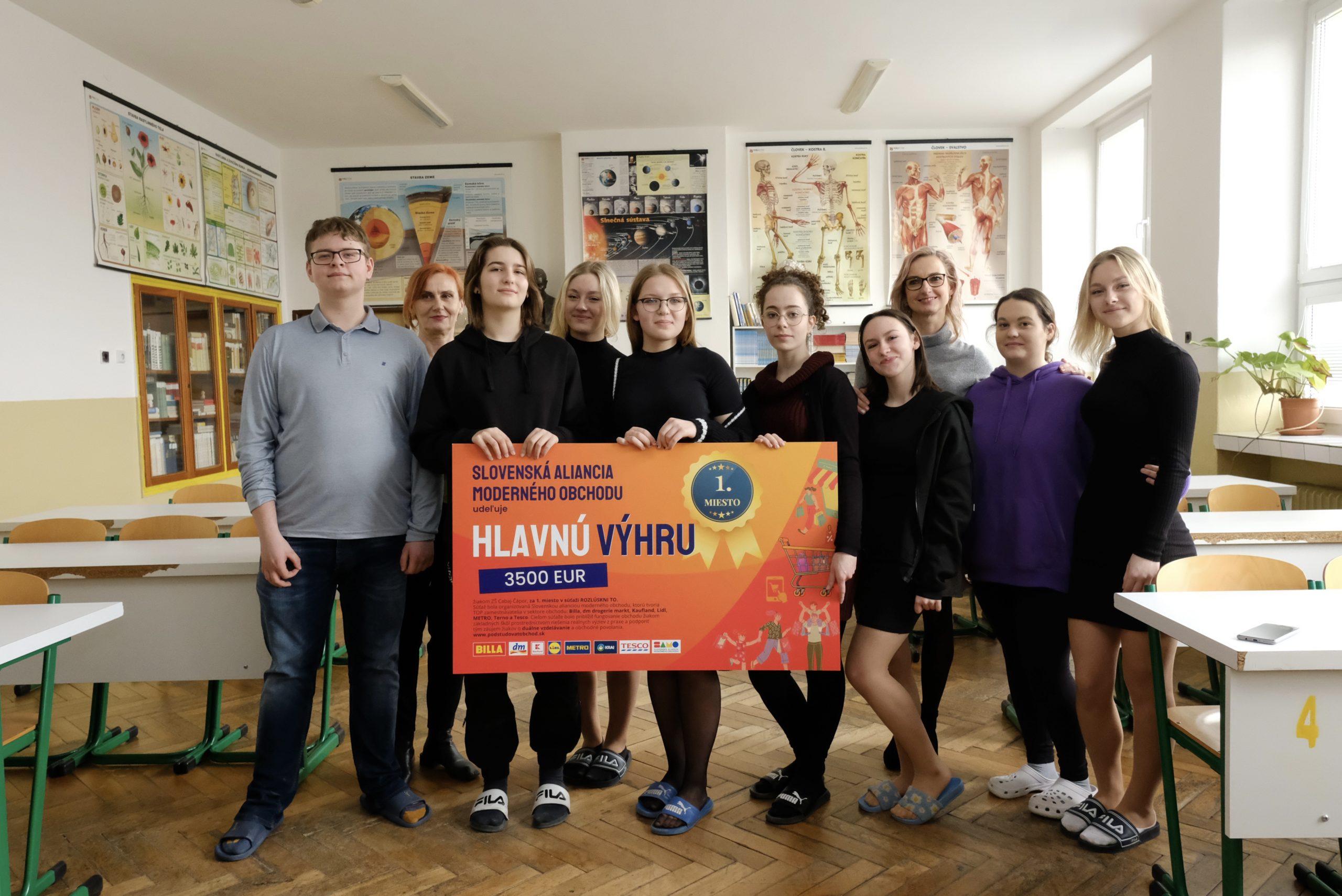 Odovzdávanie ceny víťaznému tímu súťaže Rozlúskni to na ZŠ Cabaj-Čápor